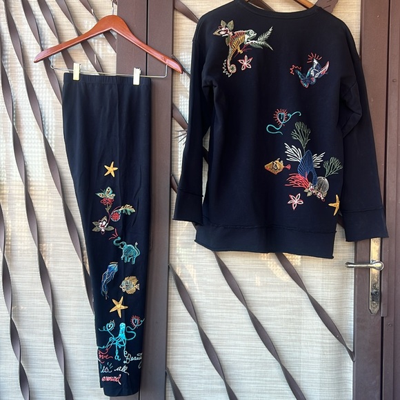 🌺 Johnny Was Embroidered Zoe Sweatshirt Tunic Top and Matching Leggings 🌺 - Picture 3 of 16